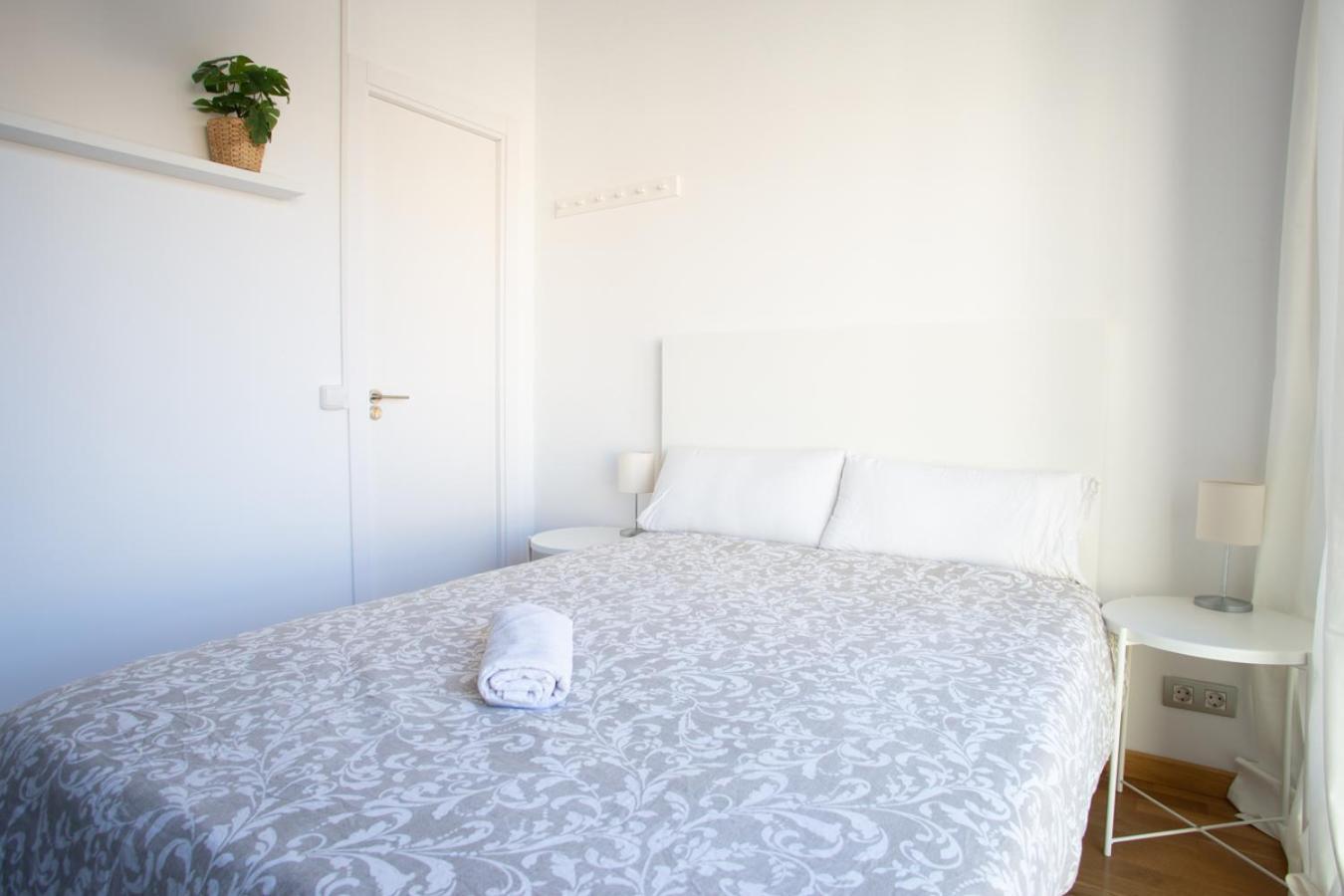 Private Rooms Near Las Ramblas Barcelona Exterior photo